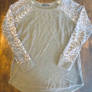 Long sleeve/leopard sleeve shirt
